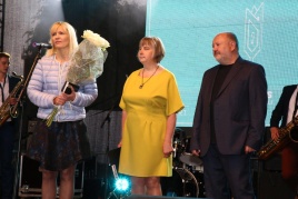 Metų žmogui Robertui Vitkauskui skirtą Auksinę plunksną iš LŽS Alytaus skyriaus pirmininkės A. Mosteikaitės ir „Alytaus naujienų“ redaktoriaus R. Burbos atsiėmė „Dzūkų ainių“ vyriausioji buhalterė R. Dargienė. Z. Stankevičienės nuotr. Metų žmogui Robertui Vitkauskui skirtą Auksinę plunksną iš LŽS Alytaus skyriaus pirmininkės A. Mosteikaitės ir „Alytaus naujienų“ redaktoriaus R. Burbos atsiėmė „Dzūkų ainių“ vyriausioji buhalterė R. Dargienė. Z. Stankevičienės nuotr.